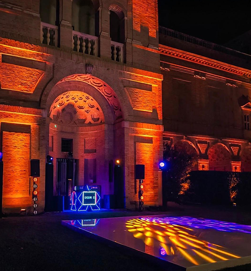 Luci strutturali per matrimonio su facciata