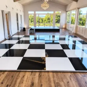 Pista da ballo a scacchi bianco e nero